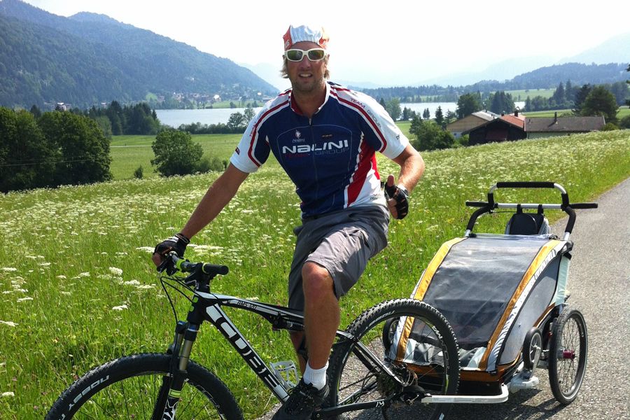 Christian Pichler beim Fahrradfahren mit der Familie