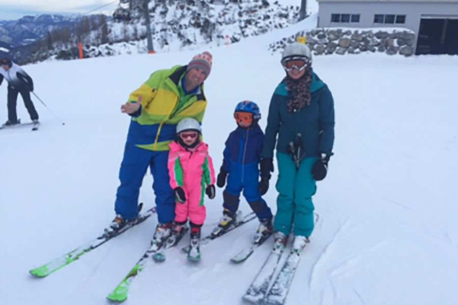 Familie mit Kindern beim Skifahren
